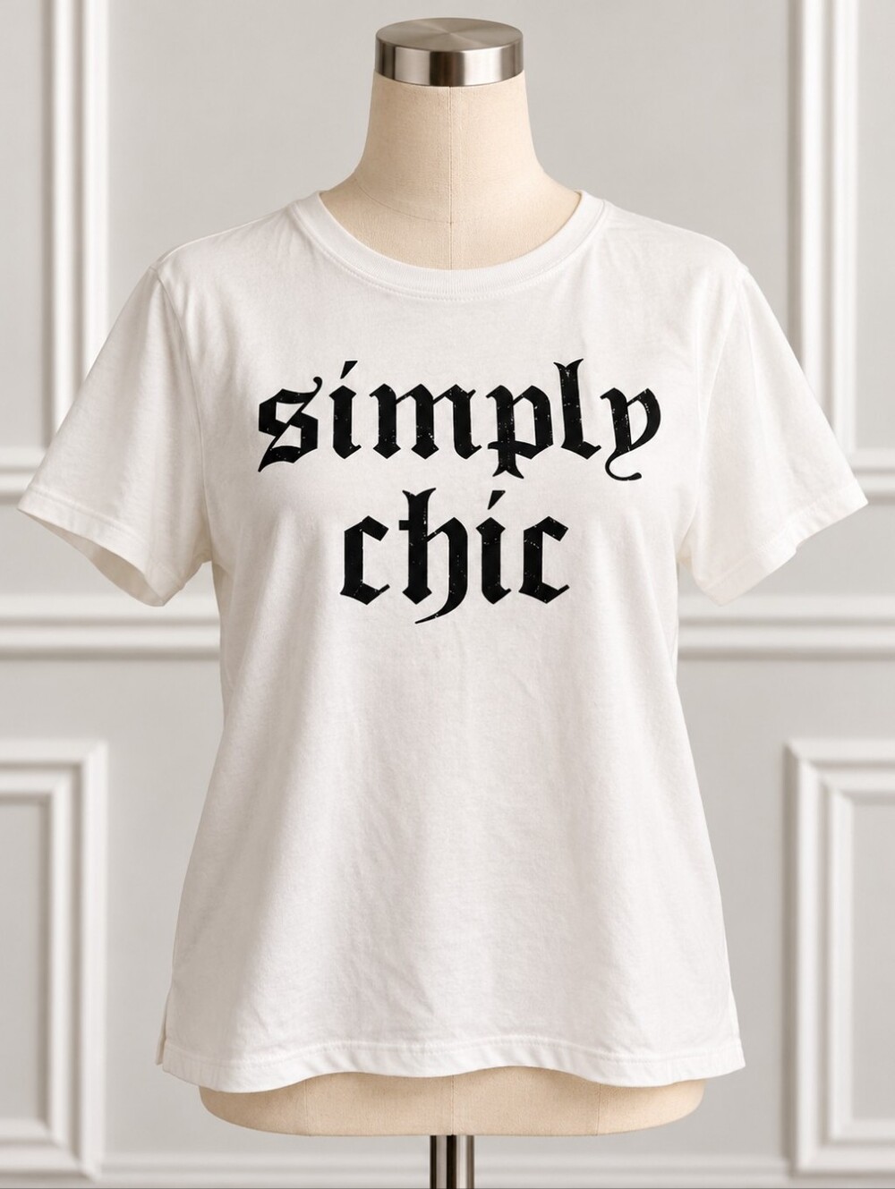 Vera Wang White Graphic Tee with Black 'simply chic' Text